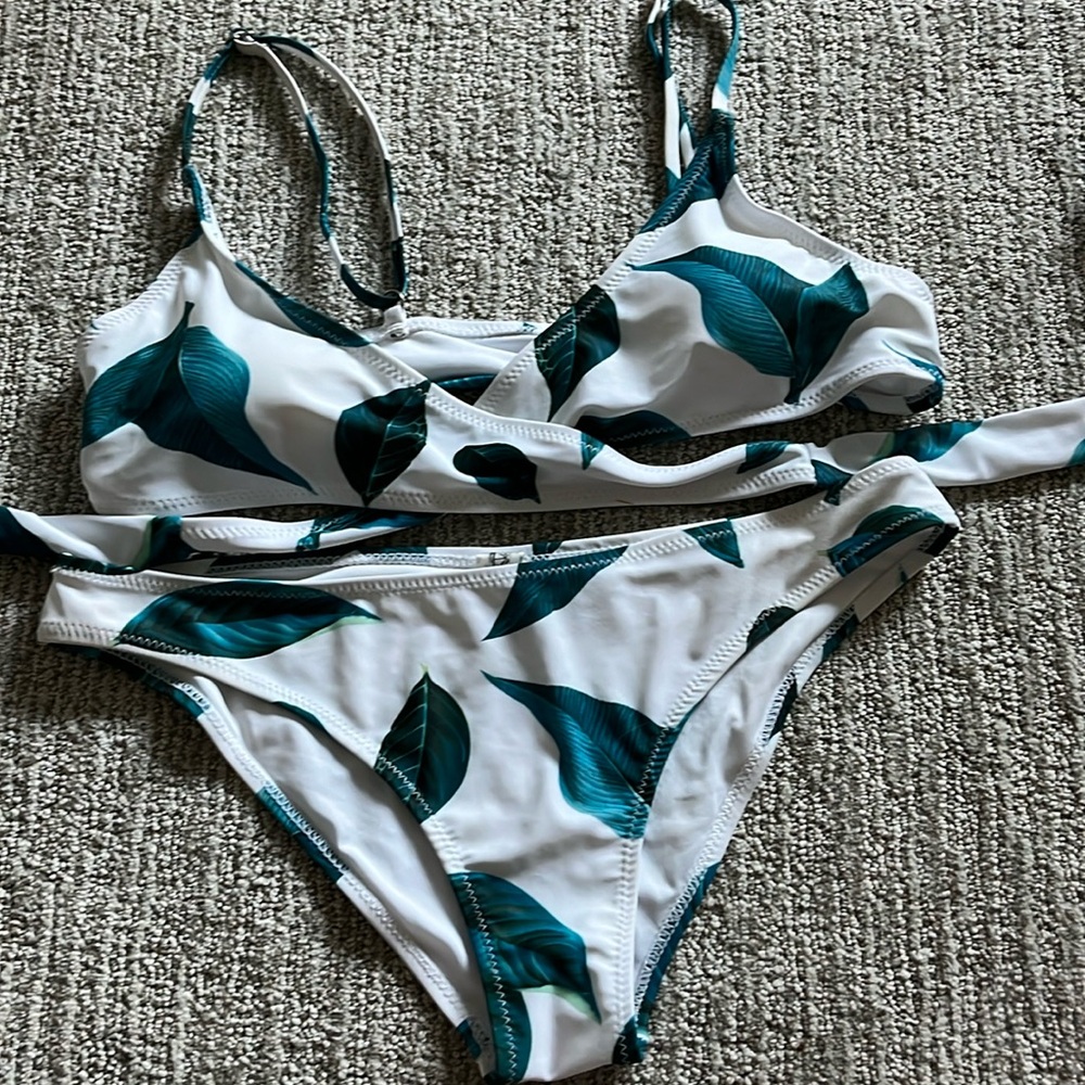 Cupshe tie bikini. Size M